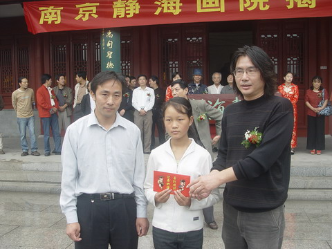 8、刘会德院长向贫困学生捐款.JPG